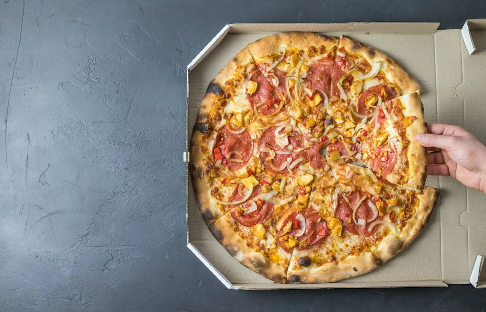 Pizza dans sa boîte