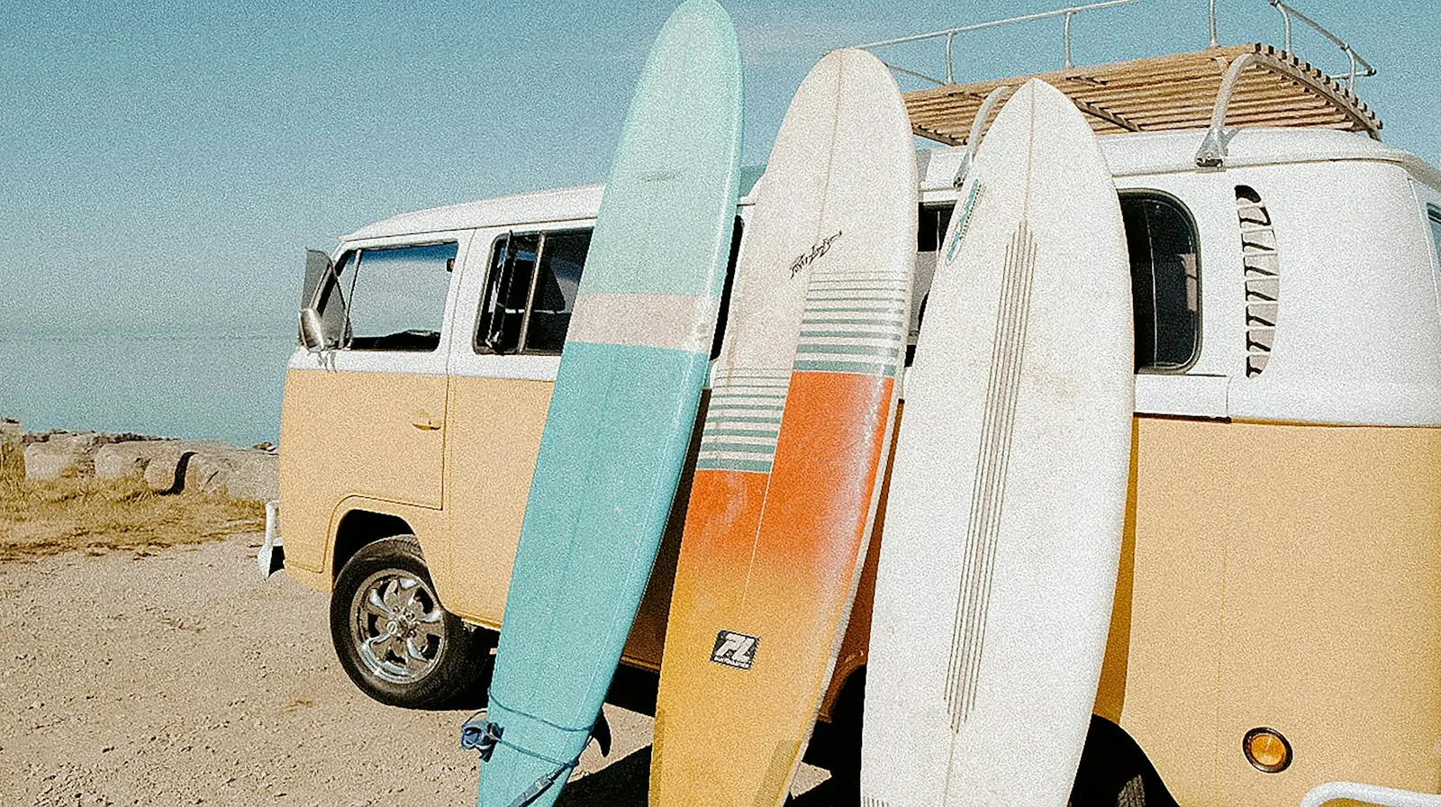 Van vintage et planches de surf face à l’océan